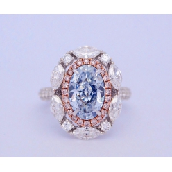 Кольцо с голубым бриллиантом в ободке розовых фенси